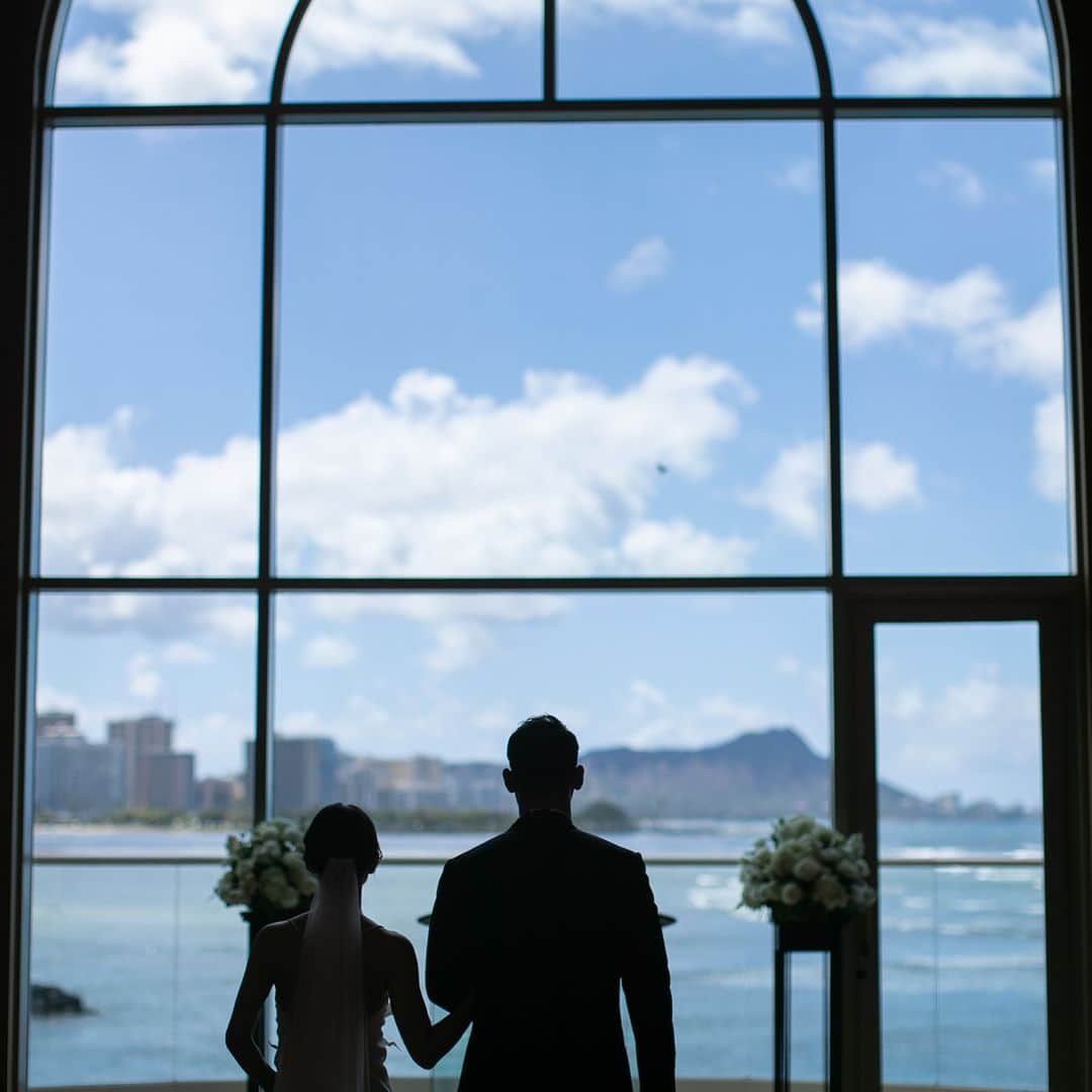 The Terrace By The Seaさんのインスタグラム写真 - (The Terrace By The SeaInstagram)「@the_terrace_by_the_sea Hawaii Wedding情報はこちら𓂃𓈒𓏸  ---------  扉を開けた瞬間、 その美しさに思わず息を呑むはず𓍯  -------------------  = produce = モチーフ @motif_resort  = photo = Naoya @naoya_oshita  @betterhalf_hawaii  --------------------  ハワイのザ・テラス バイ・ザ・シーにて 挙式を検討されていらっしゃる方へ✯  プロフィール欄のURLより、ウエディングの相談ご予約 が可能です。 小さい疑問や質問にもお答えいたしますので、お気軽に お問い合わせくださいませ🌺  ザ・テラス バイ・ザ・シーでは、健康と安全を最優先に 配慮し、安心してハワイでの時間を楽しんでいただいて おります𓆉  #テラスバイザシー #TheTerraceByTheSea #TAKAMIBRIDAL #タカミブライダル #MotifRESORT #テラス花嫁 #モチーフ花嫁 #リゾートウェディング #リゾート婚 #ハワイ挙式 #カウイチャペル #ダイヤモンドヘッド」9月5日 21時00分 - the_terrace_by_the_sea