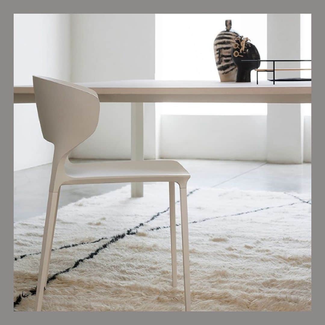 Cassina ixc. (カッシーナ・イクスシー) のインスタグラム：「5色のカラーバリエーションにより、パブリックエリアからプライベートエリアまで幅広く適応する＜KOKI（コキ）＞チェア。持ち運びが容易なデザインで、4脚までスタッキング可能です。 . #cassinaixc #desalto #design #interior #lifestyle #カッシーナイクスシー #インテリア #インテリアコーディネート #インテリアショップ #家具 #家具コーディネート #デザイン #ライフスタイル」