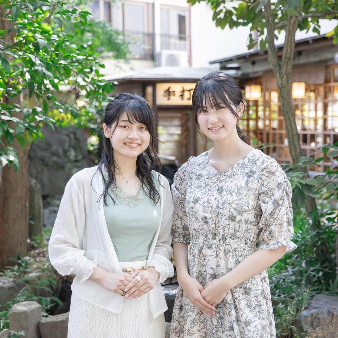 原口未帆のインスタグラム：「🌻メトコン夏企画🌻  本日は「さやか＆みう」ペアを公開👭✨  2人は同じサークルに所属しており、 撮影中も仲良くおしゃべりをしながら 楽しく撮影していました😻😻  たくさんのだるまの前でパシャッ📸🍧 深大寺は「日本三大だるま市」の１つとして 有名なんです！！ みうさんのかわいい笑顔と、 かわいいワンピースがピッタリ🤍🤍  お蕎麦屋さん前の朝顔と風鈴でパシャリ📸 深大寺にはお蕎麦屋さんがたくさんあるんです！！ さやかさんの優しい笑顔にドキドキ🫨💓  明日も素敵な写真を投稿するのでお楽しみに🫣🫣  #東京都立大学 #メトコン #メトロポリタンコンテスト #都立大 #ファイナリスト #深大寺 #お寺 #私服コーデ」