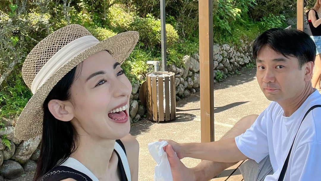 大久保麻梨子のインスタグラム：「富士山我來了〜🗻✨ 這次來到靜岡尋找美麗又帥的富士山！ 完美拍攝景點之外，必吃美食介紹給大家✌🏻 歡迎來看看🙌🏻 日本除了東京大阪京都外，還有很多值得介紹給大家的好地方🫶🏻 我們會繼續慢慢探索下去✨  富士山〜！ みるとテンションあがっちゃうみんな大好き富士山に会いに静岡へ🗻 富士山をばっちり撮影できるスポットから見逃せないグルメももちろん紹介してます✌🏻 ぜひYoutubeご覧下さい✨ 日本は東京大阪京都以外にも素敵な地方が本当にたくさんあるので、これからゆっくり探索していきたいです🙌🏻  #日本 #日本旅行 #富士山 #富士山🗻 #靜岡 #静岡 #静岡観光 #静岡グルメ #静岡カフェ #静岡旅行 #伊豆 #伊豆旅行 #熱海 #熱海グルメ #熱海旅行 #伊豆グルメ」