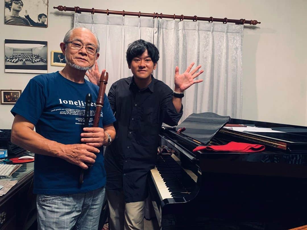 小田和奏のインスタグラム：「今夜は実家からワンカメ配信ライブお届けしました。 ゲストは父親、リコーダー奏者としての父とは初めてのセッションでした。3曲程でしたが、楽しそうだったし自分も楽しかった時間でした。色々今後も面白いことやりたいなぁ。  アーカイブも1週間くらいありますので、今からでも良かったらぜひ！  やっと脱力できます。笑」