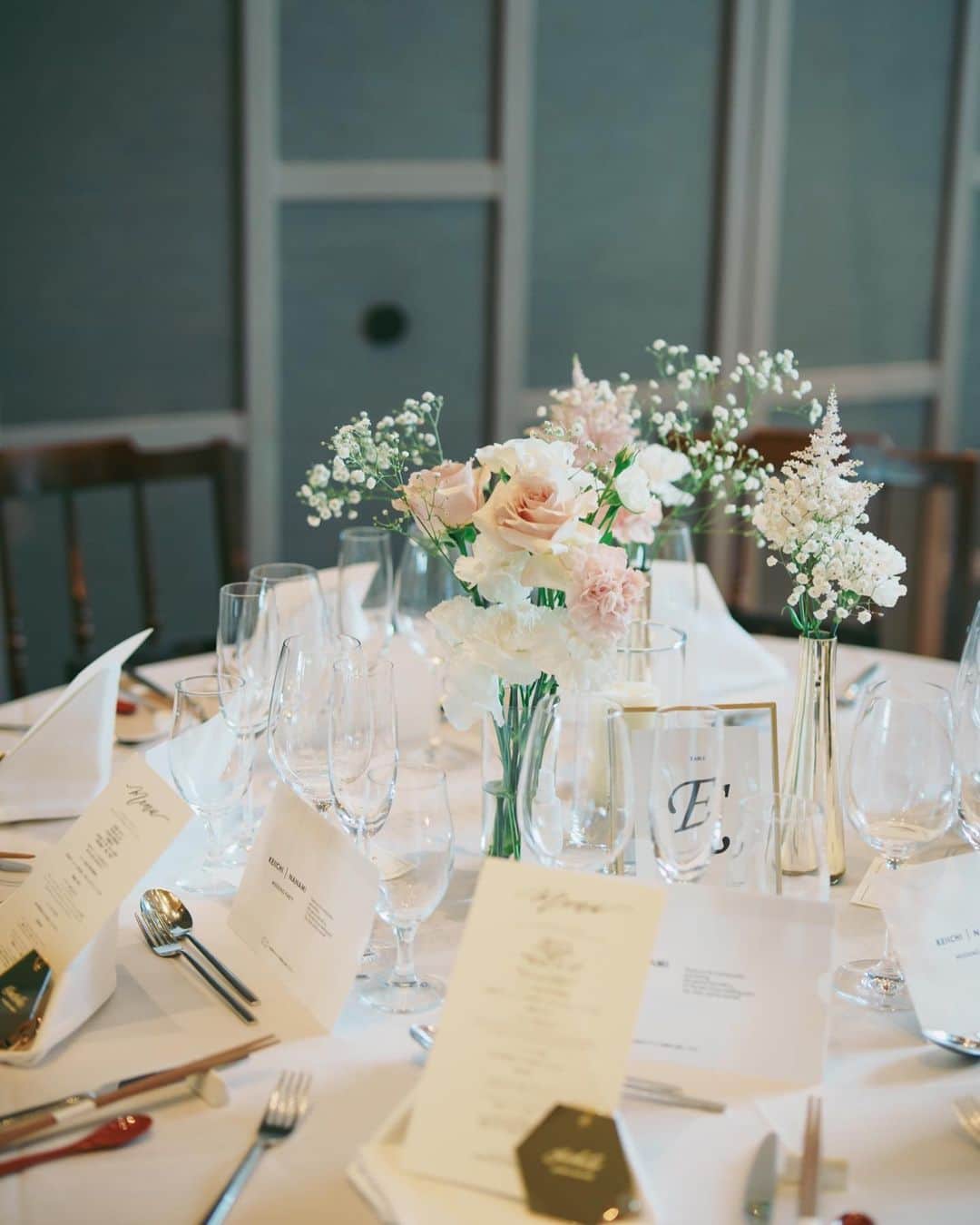 のインスタグラム：「.  Table Coordinate  結婚式のテーマのひとつ 「自分たちの好きを詰め込んだ空間」  お花はフェミニンで柔らかい雰囲気にコーディネート  席札代わりのゲストのネーム入りチャームのゴールドは 引き締め色としてアクセントにしました  みなさまもおふたりらしいコーディネートを 専属のフローリストとともにお創りください  @oriental.hotel.kobe  @oriental.hotel.wedding  @kobe_laviephotography  @guppy_photograph  @thetreatdressing  @treat_gentleman  @noritaka_igarashi  #ohk花嫁 #weddingbouquet #weddingdress #tuxedo #ウェディングドレス #タキシード #ウェディングブーケ #居留地 #thetreatdreesing #orientalhotel #orientalhotelwedding #オリエンタルホテル #オリエンタルホテル旧居留地」