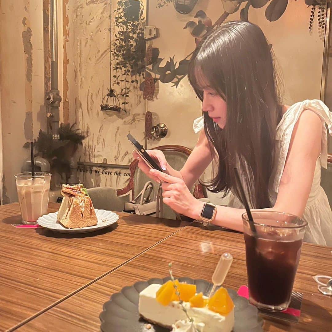 八木沙季さんのインスタグラム写真 - (八木沙季Instagram)「🤍🤍  📍 #atticroom / 渋谷  夜カフェしに行った☕️ ふわふわのシフォンケーキおいしかったな☺️ 落ち着いた雰囲気のカフェで推せます🫶🏻 2.3枚目は必死にインスタ映えさせてる八木です笑 一緒に行ったくうちゃんに激写されてた📷笑  #渋谷カフェ  #夜カフェ」9月5日 21時04分 - saki_yagi531