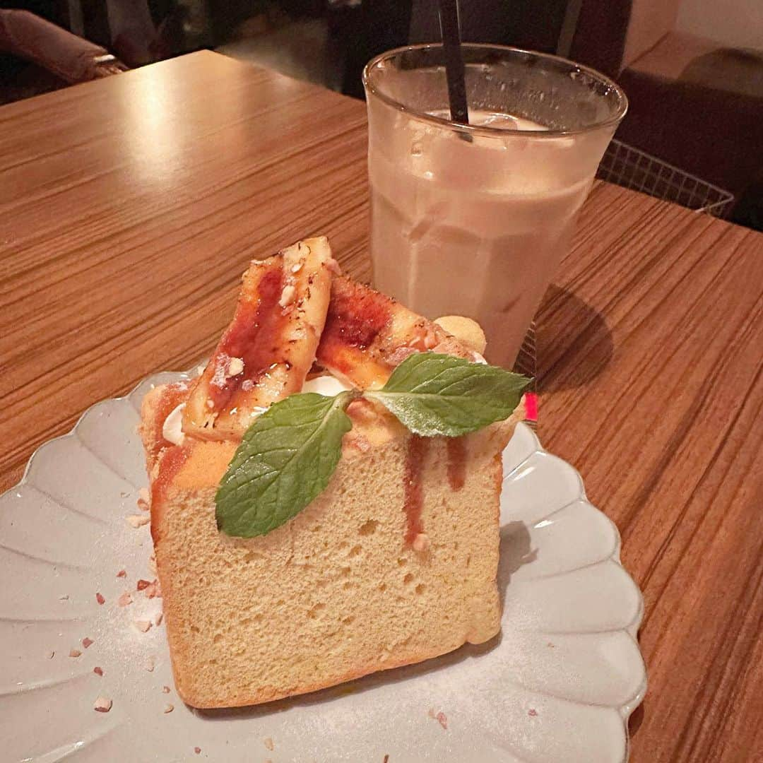 八木沙季のインスタグラム：「🤍🤍  📍 #atticroom / 渋谷  夜カフェしに行った☕️ ふわふわのシフォンケーキおいしかったな☺️ 落ち着いた雰囲気のカフェで推せます🫶🏻 2.3枚目は必死にインスタ映えさせてる八木です笑 一緒に行ったくうちゃんに激写されてた📷笑  #渋谷カフェ  #夜カフェ」