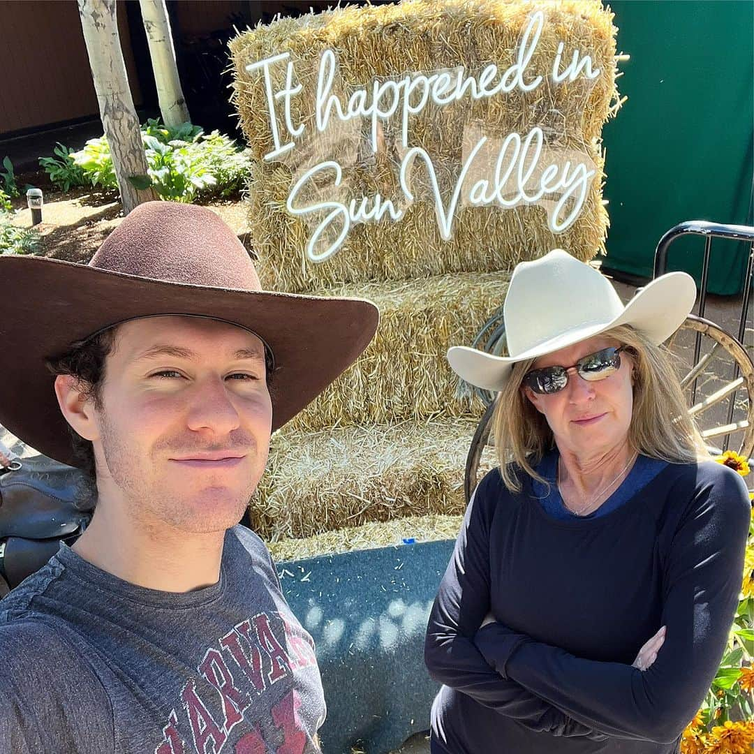 ジェイソン・ブラウンのインスタグラム：「Until next year @sunvalley… サンバレー、また来年の夏！✌️❤️☀️  #sunvalley #idaho #sun #summer #family #skating #figureskating #show #iceshow #familytime #outdoors #icerink #biking #bikeriding #sunvalleyonice #sunvalleylodge #travel #photodump #laborday #labordayweekend」