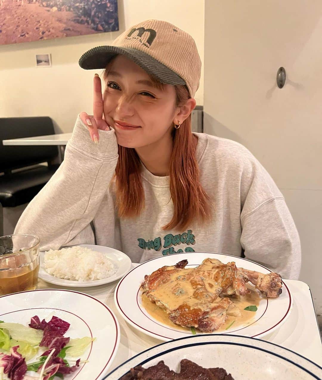 さやべびのインスタグラム：「・ ・ ・ 薄めのメイクに  ラフな格好  これが1番いいのだ〜〜〜  ・  #彼氏目線  #キャップコーデ  #コーデュロイキャップ   #コーデュロイ  #スウェット  #スウェットコーデ  #バワリーキッチン」
