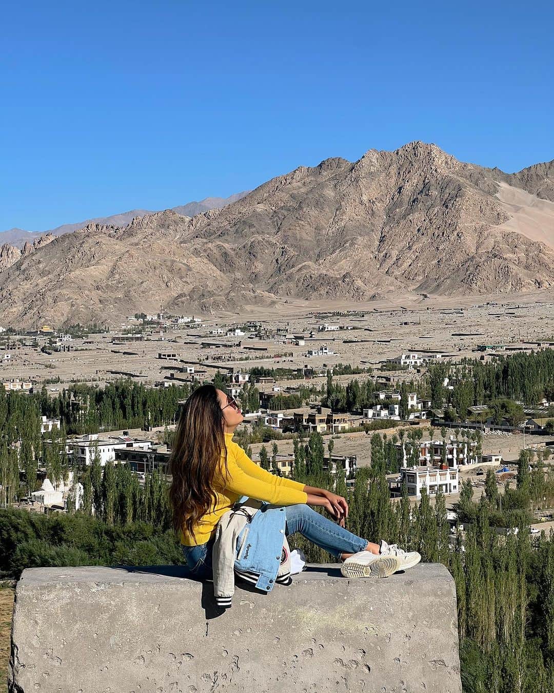 Aakriti Ranaさんのインスタグラム写真 - (Aakriti RanaInstagram)「Thiksey Monastery is the largest monastery of Central Ladakh, the monastery is also famous for its 49 ft tall statue of Maitreya Buddha in the lotus position, covering two floors of the monastery. Isn’t it so beautiful?   #DefenderJourneys @landrover_in @Cougar__Motorsport #CougarMotorsport #partnership #aakritirana #leh #ladakh #thikseymonastery #travelblogger #incredibleindia」9月5日 21時06分 - aakritiranaofficial
