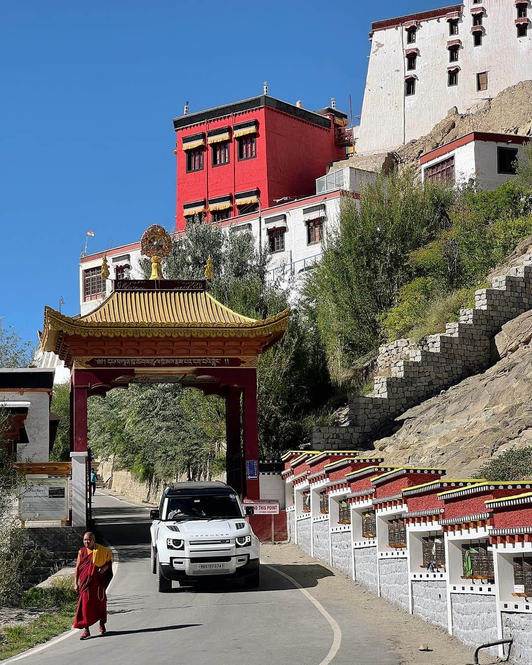 Aakriti Ranaさんのインスタグラム写真 - (Aakriti RanaInstagram)「Thiksey Monastery is the largest monastery of Central Ladakh, the monastery is also famous for its 49 ft tall statue of Maitreya Buddha in the lotus position, covering two floors of the monastery. Isn’t it so beautiful?   #DefenderJourneys @landrover_in @Cougar__Motorsport #CougarMotorsport #partnership #aakritirana #leh #ladakh #thikseymonastery #travelblogger #incredibleindia」9月5日 21時06分 - aakritiranaofficial