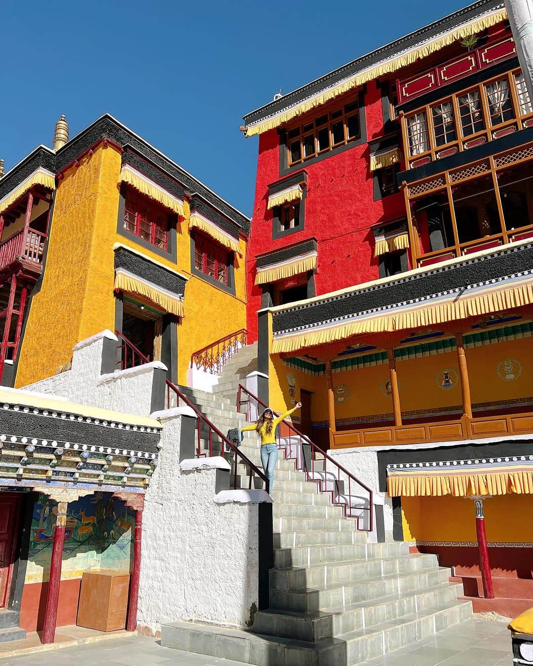 Aakriti Ranaのインスタグラム：「Thiksey Monastery is the largest monastery of Central Ladakh, the monastery is also famous for its 49 ft tall statue of Maitreya Buddha in the lotus position, covering two floors of the monastery. Isn’t it so beautiful?   #DefenderJourneys @landrover_in @Cougar__Motorsport #CougarMotorsport #partnership #aakritirana #leh #ladakh #thikseymonastery #travelblogger #incredibleindia」