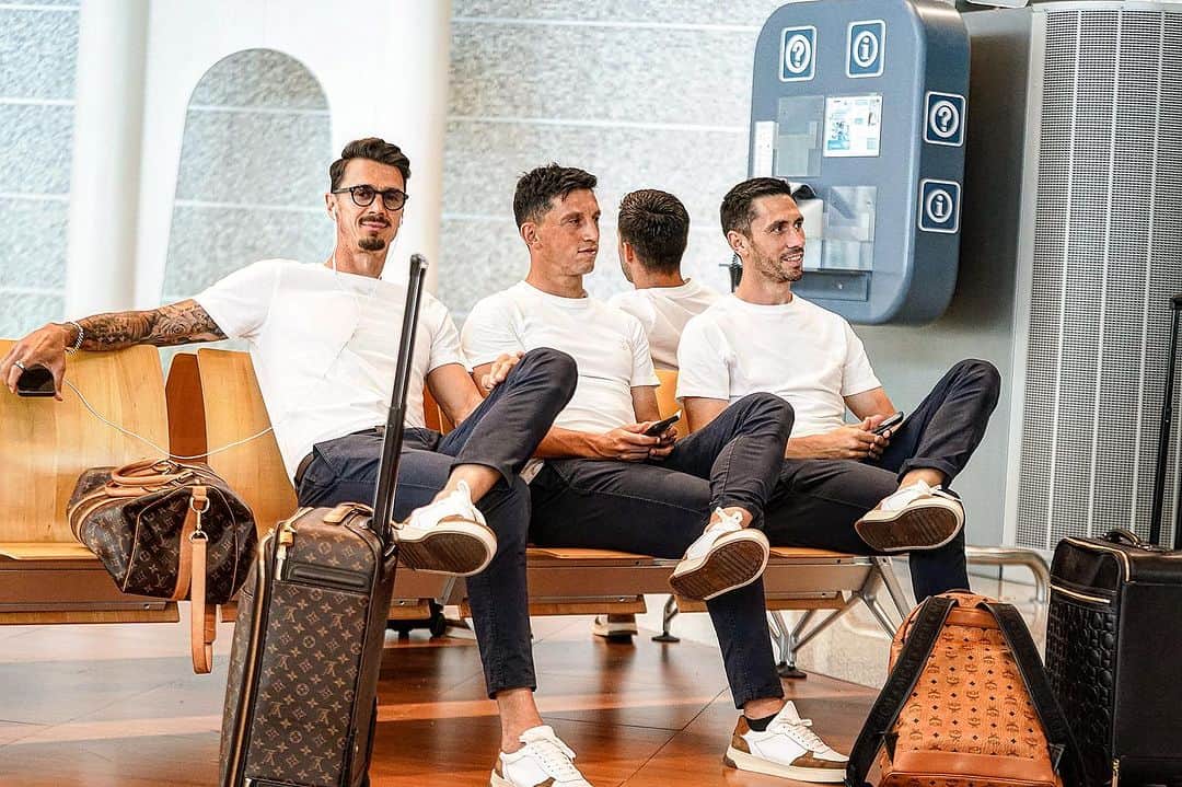 ジョゼ・フォンテのインスタグラム：「Um de nós deu uma vitória na @championsleague os outros dois fizeram a reza para que acontecesse.  O Futebol dá-nos momentos incríveis, assim como muito difíceis… mas quando se quer muito uma coisa e se faz por isso, o universo, mesmo atrasando por vezes, acaba por entregar no código postal certo.  Vamos Gverreiros, em especial @andrecastroofficial ⭐️💥 Grande Vitória de todos」