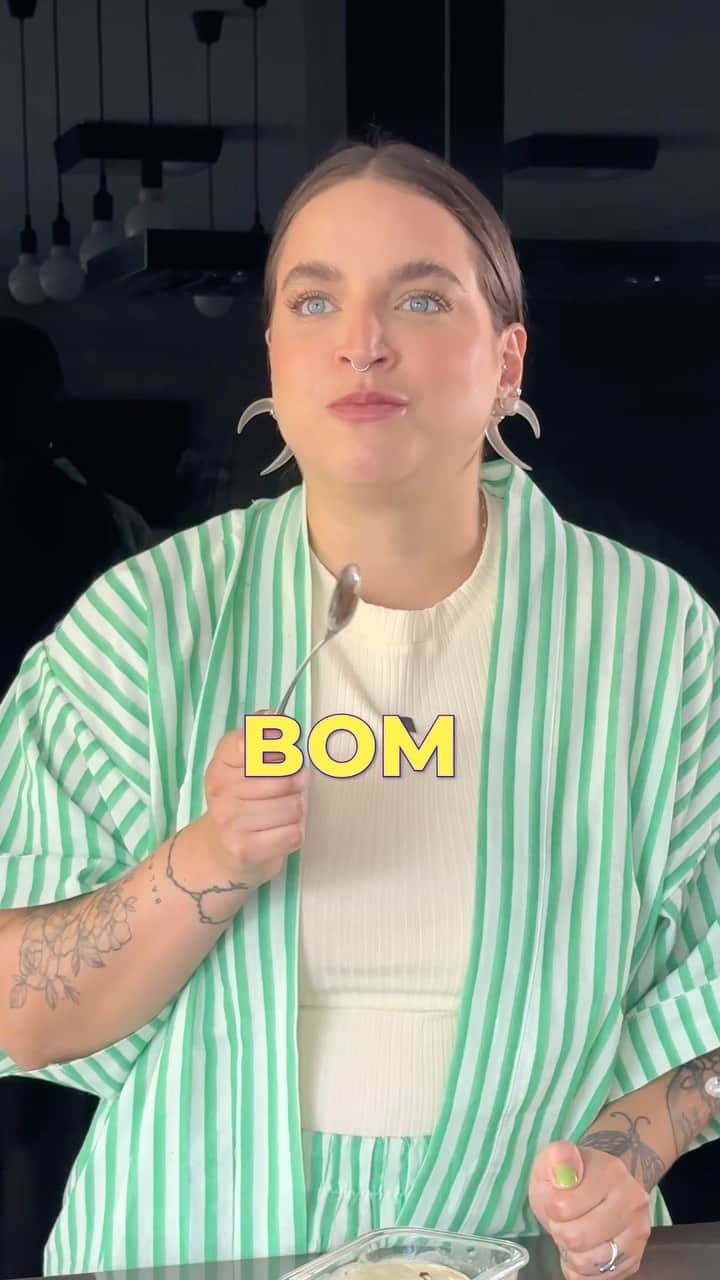 Bruna Unzuetaのインスタグラム：「E no Copia e Cola de hoje fiz essa sobremesa fácil e rápida que está bombando na rede vizinha. Você vai precisar de ouro branco e sorvete, sem segredo, coloque o ouro branco na airfryer a 180 graus por 10 min. Gente, sério.. ficou uma delíciaaaa! 🤤」
