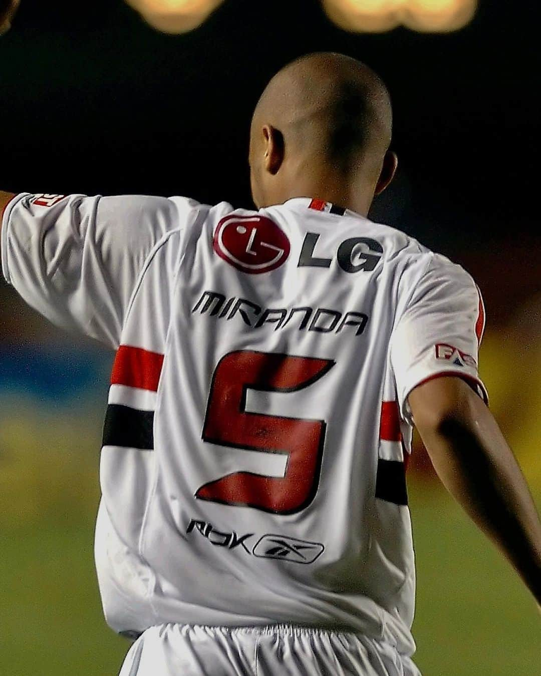 ミランダさんのインスタグラム写真 - (ミランダInstagram)「Há 17 anos, Miranda marcava o seu primeiro gol pelo Tricolor!  O zagueiro balançou as redes na goleada por 5 a 1 sobre o Vasco, no Brasileirão de 2006.  🎥 Premiere   #VamosSãoPaulo 🇾🇪」10月5日 0時11分 - miranda023