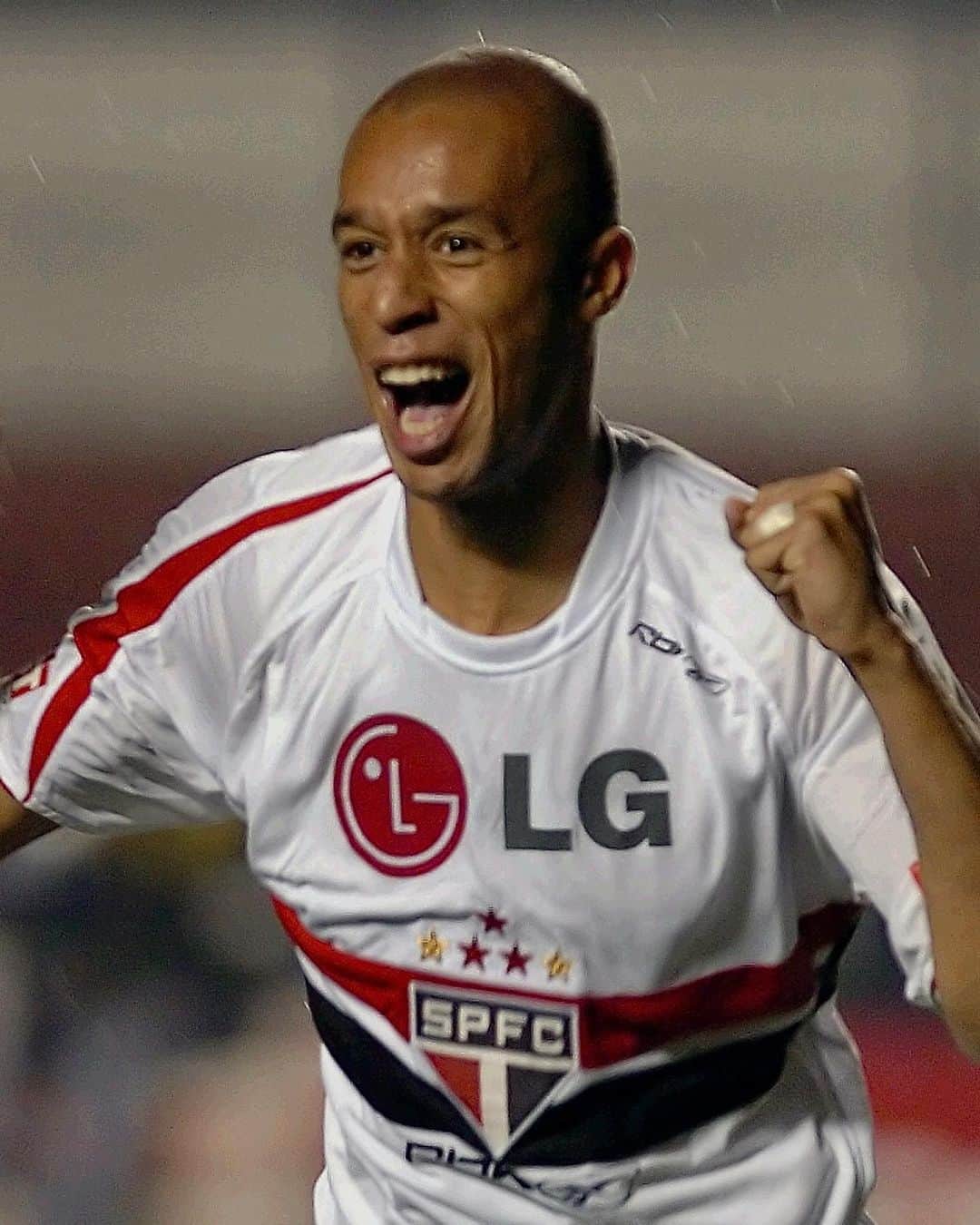 ミランダのインスタグラム：「Há 17 anos, Miranda marcava o seu primeiro gol pelo Tricolor!  O zagueiro balançou as redes na goleada por 5 a 1 sobre o Vasco, no Brasileirão de 2006.  🎥 Premiere   #VamosSãoPaulo 🇾🇪」