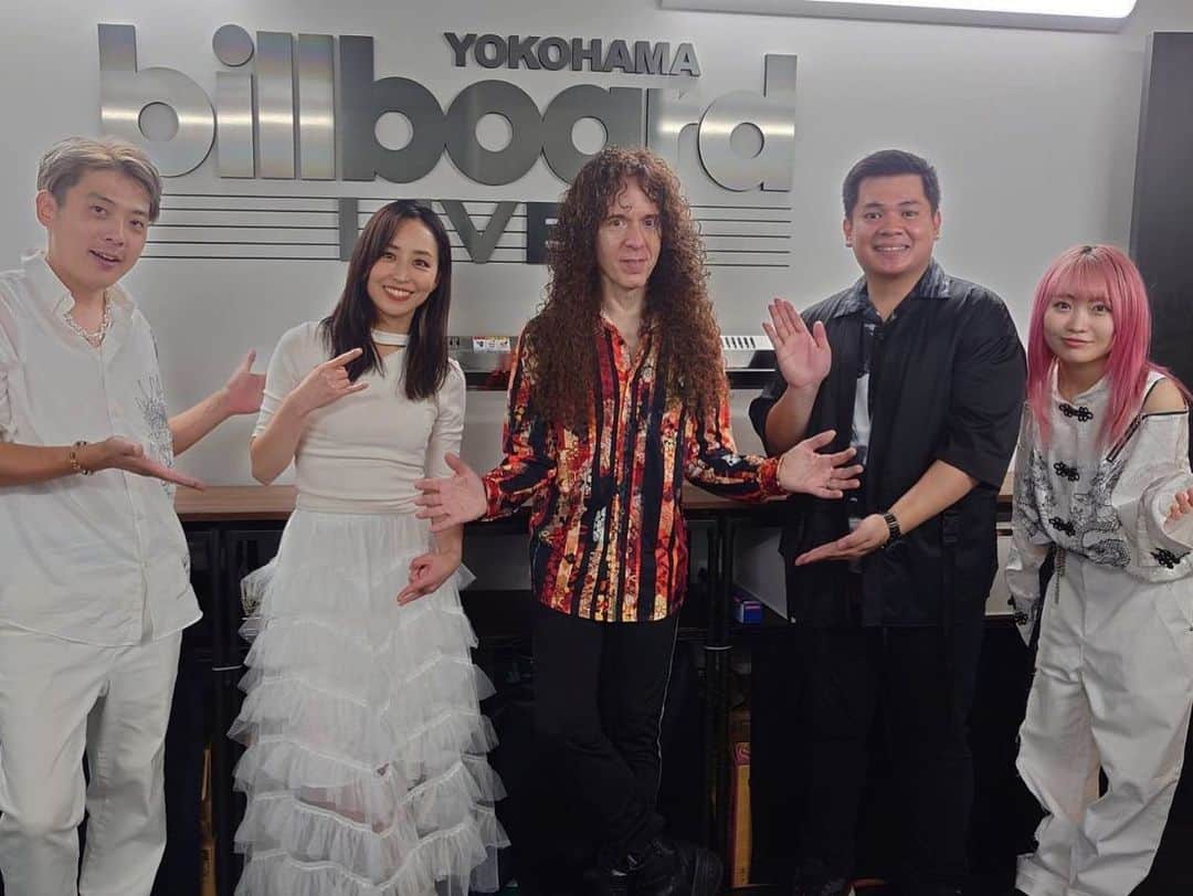 わかざえもん（コロナナモレモモ）さんのインスタグラム写真 - (わかざえもん（コロナナモレモモ）Instagram)「イシヤナさん横浜ビルボード公演 無事終了○  Photo with todays band members and guest guitarist ‼️Marty Friedman‼️✨　  We have one more Isyana’s Show in Japan! Excited 🥺」10月5日 0時11分 - waka_bass