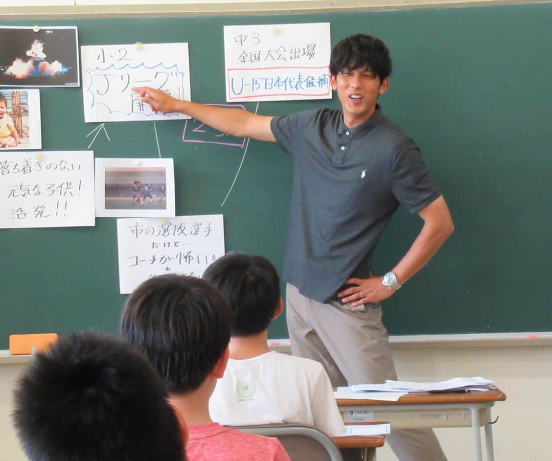 萬代宏樹さんのインスタグラム写真 - (萬代宏樹Instagram)「【ユメセン】  またまた「夢の教室」をやらせていただきました📖  今回は青森県三沢市の２つの小学校に行かせてもらいました🏫  自分の事を知ってる子はいなかったけどそれでも目をキラキラさせてゲームの時間を過ごしたり話を聞いてくれたりしてとても嬉しかったです🥺  本当ーーーーにめちゃくちゃ楽しかった❤️  これって天職かもしれない😏笑  早くまた行きたいな🫡  #ユメセン #夢の教室 #JFAこころのプロジェクト #青森県三沢市 #萬代宏樹」10月5日 0時13分 - bandaihiroki