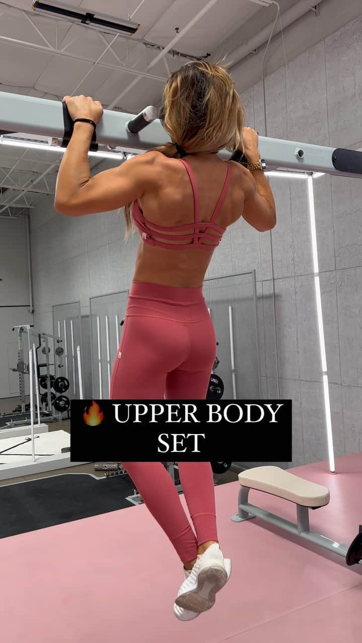 Alexia Clarkのインスタグラム：「Looking for a 🔥 upper body set?! Try this one out and tag a friend how loves upper body!   1. Pull ups OR lat pull down: 8-12 reps  2. Single arm row: 8-12 reps each side  3. Bench handstand press OR shoulder press: 8-12 reps  4 rounds   www.Alexia-Clark.com   #upperbodyworkout #backworkout #pullups」