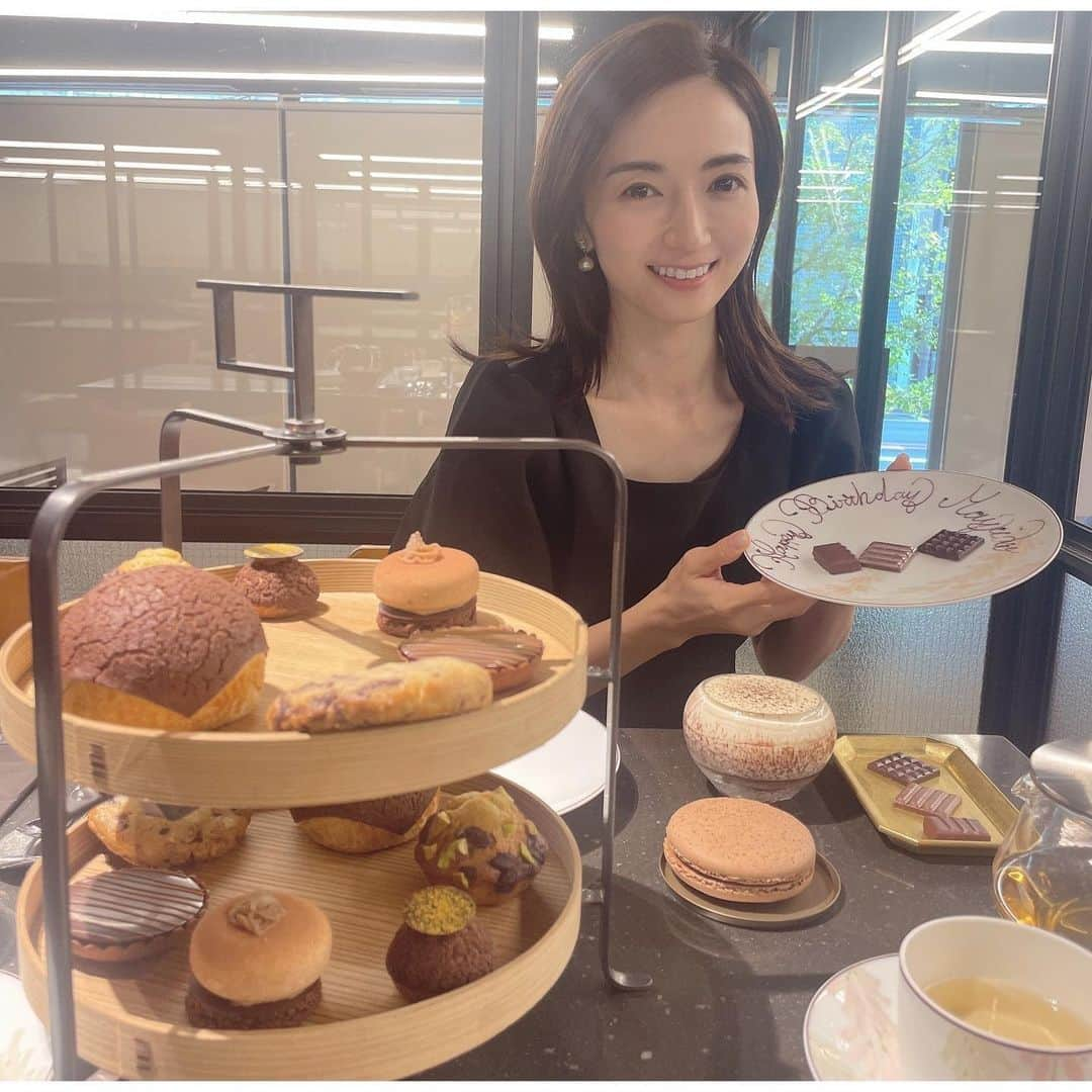 Mayuko Watanabe 渡辺真由子のインスタグラム：「ランチをサクッとしたあと、@lechocolatalainducassejapan で アフタヌーンティー♡ 濃厚なマダガスカル産チョコのスイーツが沢山出てきて幸せでした🥰 @yoshimieeeeeee.i.r.k ちゃんが素敵なプレートとプレゼントでお祝いしてくれて嬉しすぎる😍 よっちゃんはいつも子供の話かな？美容の話かな？何話してたかなってくらい沢山話して時間があっという間にお迎えの時間になってます🤣💕 貴重な友達だわ🥹✨ ちなみにこのワンピも @birthdaybashshop ♡ 袖付きも買ってしまいましたー🤣 #アランデュカス #アランデュカス東京工房 #アフタヌーンティー #afternoontea  #夏コーデ  #ママコーデ #ママファッション #男の子ママ #男の子兄弟 #男の子兄弟ママ #カジュアルコーデ#ママ #子育て中#birthdaybash #バースデーバッシュ」