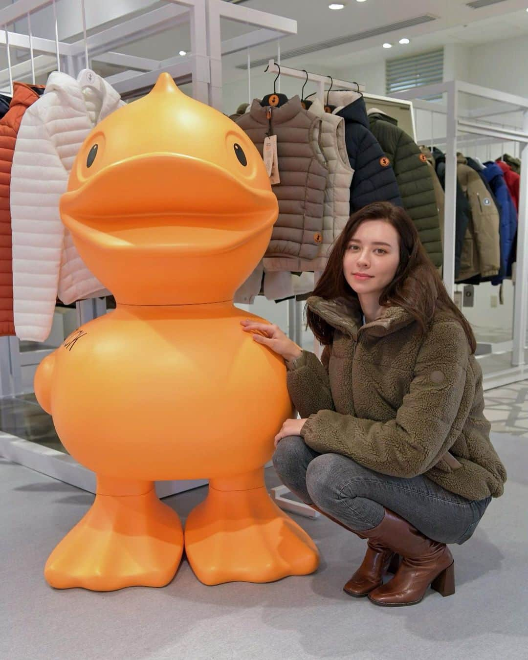 ALEXAさんのインスタグラム写真 - (ALEXAInstagram)「Italy 発の sustainable アウターブランド"SAVE THE DUCK" 🦆🫶🏼  リアルダウンの代わりに「PLUMTECH®（プラムテック®)」という独自開発された素材をを中綿として使用。保温性、通気性、速乾 性はリアルダウンに負けないぐらい！ 色んなことを説明していただきました！ペットボトルを再利用して作られたコートもあったり，ブランドのproduction に感動💚  10/4(水)より大丸東京店の1FにFW2023シーズンの長期POP-UP店舗をオープンします。2023年10月4日〜2024年3月31日までやっています。 ぜひ遊びに行ってみてね🙋‍♀️ @savetheduck_jp #savetheduck #PR」10月5日 0時19分 - alexa_luczak