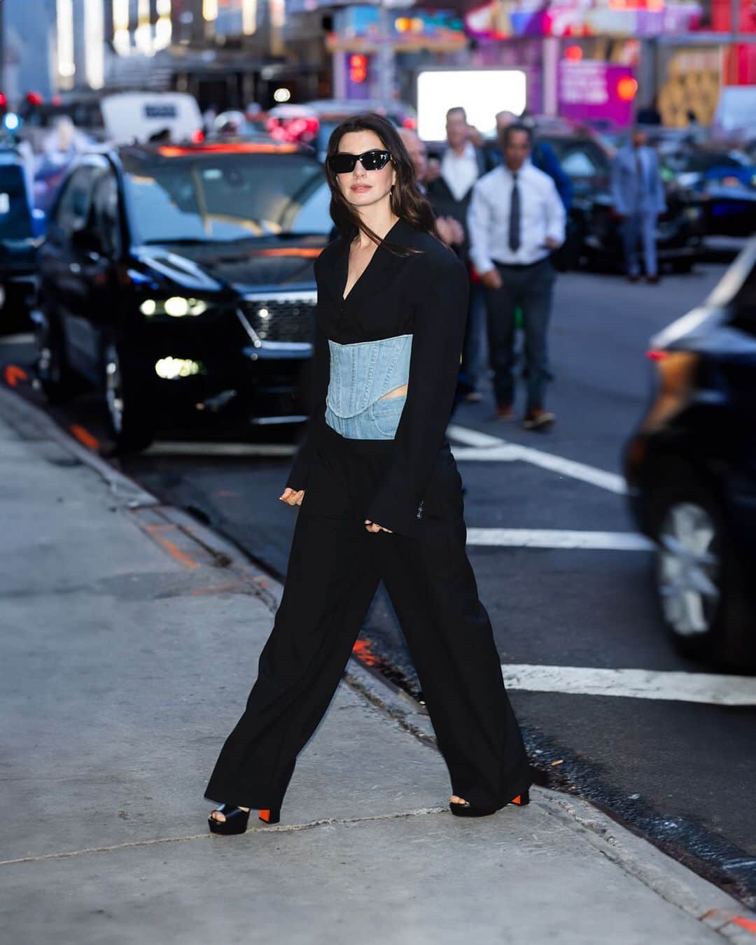 サントーニのインスタグラム：「Style, on the rise. @annehathaway steps out in NYC wearing our maxi buckle platform sandals.   #Santoni」