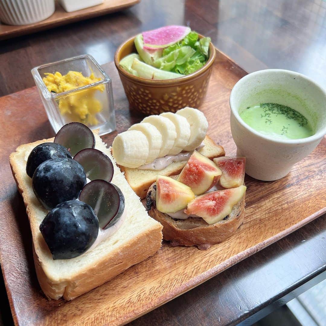 伊藤弥鈴さんのインスタグラム写真 - (伊藤弥鈴Instagram)「@tsubasa_coffee   この前行った新宿御苑前のカフェがおしゃれだった☕️♡  モーニングメニューのフルーツトーストが 信じられないくらい美味しくて可愛くて、、  朝の清々しい空気を感じながら ゆったり落ち着いた空間でモーニングが食べれて もうほんと最高で幸福度高すぎた🥲💓  隣に引っ越して毎日通いたいくらい大好きなカフェになりました🫶 絶対また行く☺️  #つばさコーヒー　#TSUBASACOFFEE #モーニング巡り #都内モーニング #東京モーニング」10月5日 18時00分 - itomisuzu_