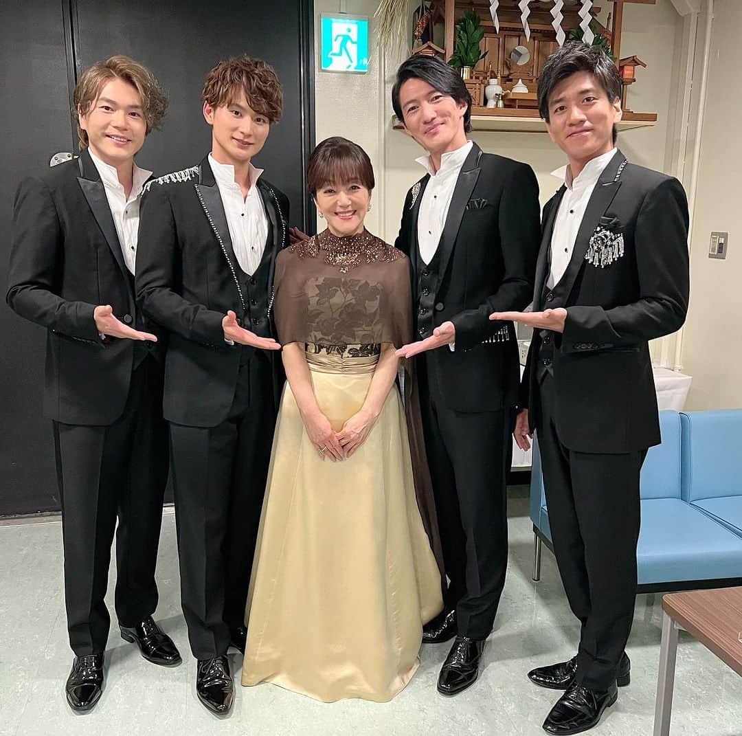 岩崎宏美のインスタグラム：「火曜の夜はNHKうたコンでした。 久しぶりの生放送‼️  ルヴェルヴェッツの皆さん 長身すぎて、いつも以上に私は小さい。😆 野宮真貴さん平山みきさんは、筒美先生が残されたメロディに、橋本じゅんさんが詩をお書きになりリリースします。 筒美京平さんがお亡くなりになりもう３年、1095日が経ちます。  筒美先生‼️作っていただいた歌 まだまだ大切に歌わせていただきます。 #NHKうたコン #ルヴェルヴェッツ #野宮真貴 #平山みき」