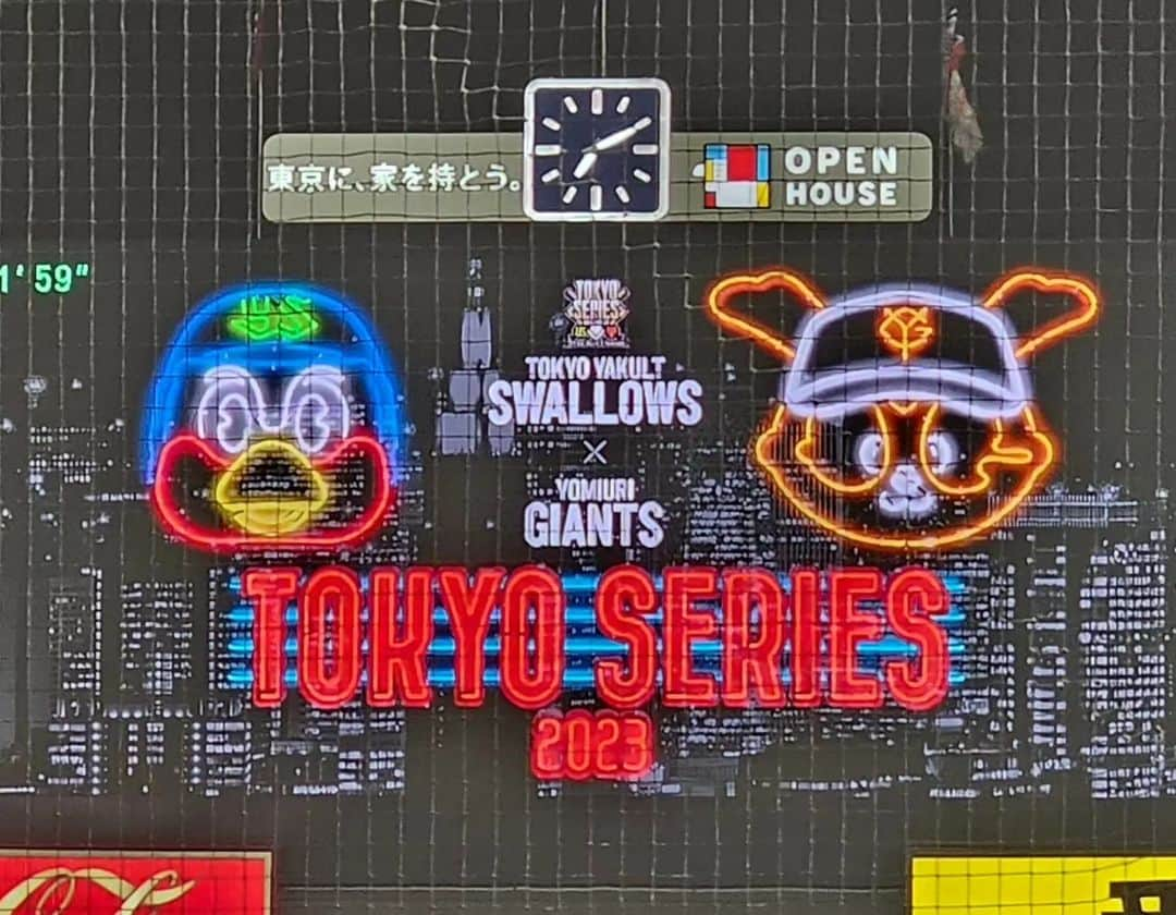 なつみさんのインスタグラム写真 - (なつみInstagram)「TOKYO Series  巨人 × ヤクルト⁡ ⁡初めて球場に行った日に声を掛けてくださったお姉さんのおかげで、ネット裏前方の席に座れました🥰⁡ ⁡⁡近すぎて感動しました🥹🩷⁡⁡⁡ ⁡ ⁡つば九郎弁当とつば九郎チップス、村神様のデコポンサワーも美味しかった🍊 ⁡今後の村神様の活躍に期待🫶🏻」10月5日 0時25分 - natsumipeanuts