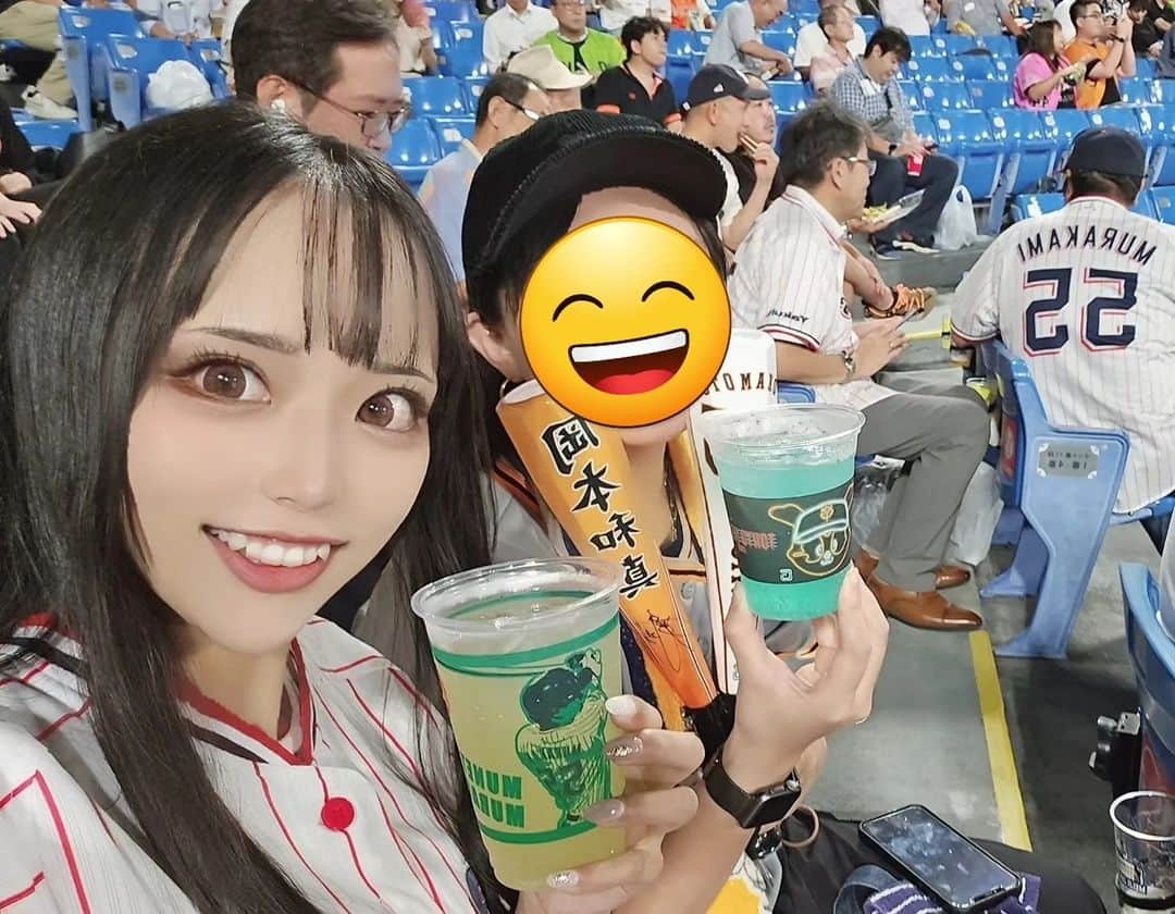 なつみのインスタグラム：「TOKYO Series  巨人 × ヤクルト⁡ ⁡初めて球場に行った日に声を掛けてくださったお姉さんのおかげで、ネット裏前方の席に座れました🥰⁡ ⁡⁡近すぎて感動しました🥹🩷⁡⁡⁡ ⁡ ⁡つば九郎弁当とつば九郎チップス、村神様のデコポンサワーも美味しかった🍊 ⁡今後の村神様の活躍に期待🫶🏻」