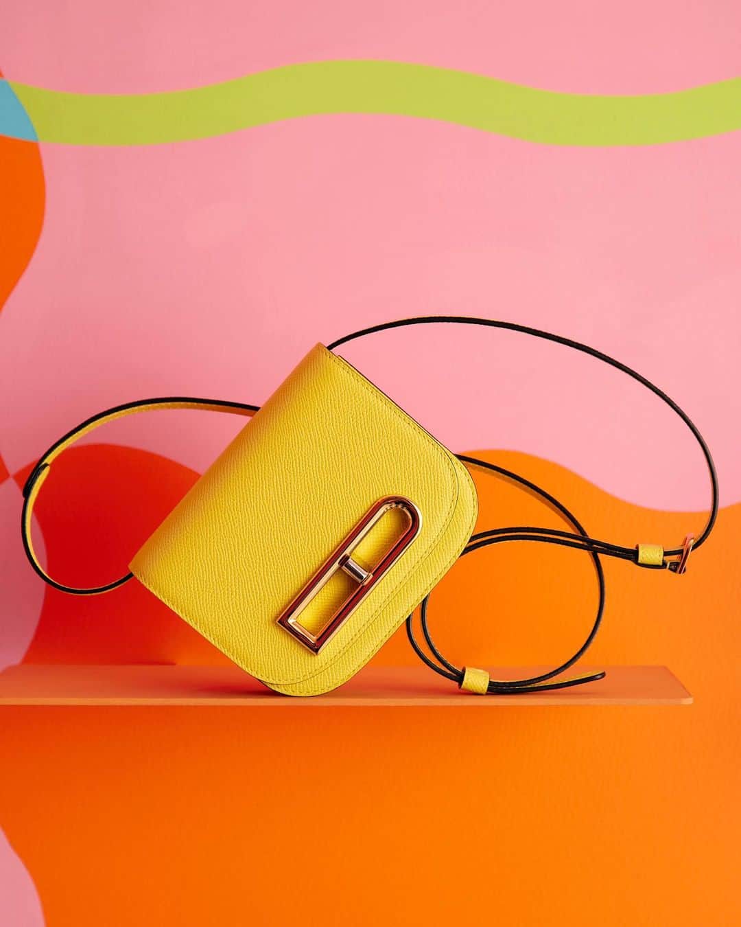 デルボーのインスタグラム：「The art of play.   The Lingot Toy is introduced for Spring Summer 2024, its fresh, luminous shade of Yuzu yellow hinting at the collection’s palette of vibrant panache. A miniature version of the elegant and minimalistic Lingot.   #DelvauxSS24  #Delvaux」