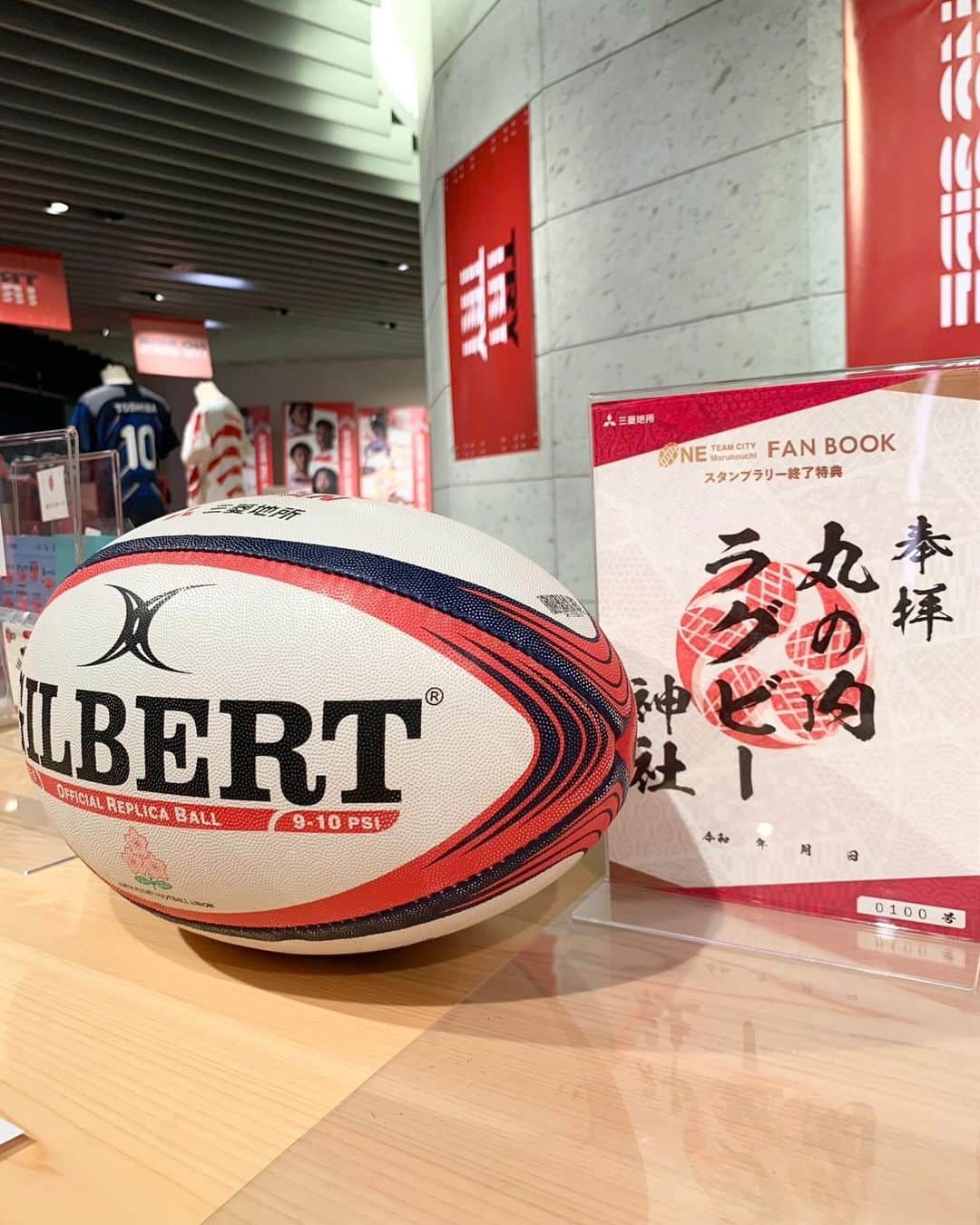 Sayuri（岸岡小百合）さんのインスタグラム写真 - (Sayuri（岸岡小百合）Instagram)「* 🏉ONE TEAM CITY Marunouchi🏉 今、丸の内の街がラグビーで盛り上がっています😆🇯🇵 私も大好きな皆さんと、丸の内に行ってきました🌳  まずは35店舗のお店が嗜好を凝らした オリジナル「ラガー丼」✨  私たちはひつまぶし名古屋備長さんで、 1日限定10食のラグビーうな丼をいただきました😍  香ばしくて、ふわふわで、おいしかったなぁ😭♡ うなぎパワーで更に力を入れて応援ができそうです📣  そして丸の内仲通りには、三菱地所が建立した 「丸の内ラグビー神社」があり、 我が家の息子も一緒にお参りしてきました⛩️  京都の世界遺産 「下鴨神社 」境内に祀られている ラグビーゆかりの神社「雑太社」の神様が祀られているそうで、神社の隣にある絵馬掛けには沢山の絵馬が😌🐎  皆の想いが選手たちに届きますように♡  他にもスタンプラリーが楽しめたり、 リーチマイケル選手のコーヒースタンドがあったり、 特別デザインのタクシーが走っていたり🚕  とにかく街全体が応援ムード🫶 発信拠点となっているイベントスペースでは、 ラグビーボールを持ってお写真も撮れますよ✨  日本中が湧き上がった2019年ワールドカップでは、 メダルのプレゼンターをさせていただき、 あの時の感動は今でも鮮明に覚えています😭🎖️  あれから4年。はやいなぁ😆💦 もはや命懸けの闘い。 One Team精神の素晴らしさ。 今年も感動すること間違いなしです😭✨  皆さんも一緒にラグビー日本代表を応援すべく、 丸の内に足を運んでみてくださいね♡  #丸の内15丁目  #ONETEAM大作戦  #ひつまぶし名古屋備長  #ひつまぶし名古屋備長丸ビル店  #ラガー丼 #三菱地所 #PR  #ラグビー  #ラグビーワールドカップ2023」10月5日 0時32分 - sayuuringo