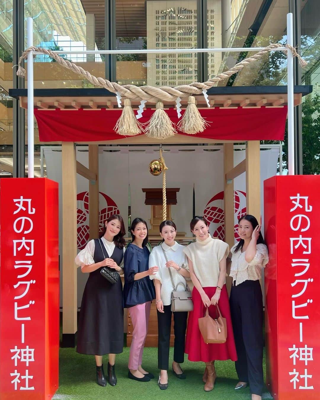 Sayuri（岸岡小百合）さんのインスタグラム写真 - (Sayuri（岸岡小百合）Instagram)「* 🏉ONE TEAM CITY Marunouchi🏉 今、丸の内の街がラグビーで盛り上がっています😆🇯🇵 私も大好きな皆さんと、丸の内に行ってきました🌳  まずは35店舗のお店が嗜好を凝らした オリジナル「ラガー丼」✨  私たちはひつまぶし名古屋備長さんで、 1日限定10食のラグビーうな丼をいただきました😍  香ばしくて、ふわふわで、おいしかったなぁ😭♡ うなぎパワーで更に力を入れて応援ができそうです📣  そして丸の内仲通りには、三菱地所が建立した 「丸の内ラグビー神社」があり、 我が家の息子も一緒にお参りしてきました⛩️  京都の世界遺産 「下鴨神社 」境内に祀られている ラグビーゆかりの神社「雑太社」の神様が祀られているそうで、神社の隣にある絵馬掛けには沢山の絵馬が😌🐎  皆の想いが選手たちに届きますように♡  他にもスタンプラリーが楽しめたり、 リーチマイケル選手のコーヒースタンドがあったり、 特別デザインのタクシーが走っていたり🚕  とにかく街全体が応援ムード🫶 発信拠点となっているイベントスペースでは、 ラグビーボールを持ってお写真も撮れますよ✨  日本中が湧き上がった2019年ワールドカップでは、 メダルのプレゼンターをさせていただき、 あの時の感動は今でも鮮明に覚えています😭🎖️  あれから4年。はやいなぁ😆💦 もはや命懸けの闘い。 One Team精神の素晴らしさ。 今年も感動すること間違いなしです😭✨  皆さんも一緒にラグビー日本代表を応援すべく、 丸の内に足を運んでみてくださいね♡  #丸の内15丁目  #ONETEAM大作戦  #ひつまぶし名古屋備長  #ひつまぶし名古屋備長丸ビル店  #ラガー丼 #三菱地所 #PR  #ラグビー  #ラグビーワールドカップ2023」10月5日 0時32分 - sayuuringo