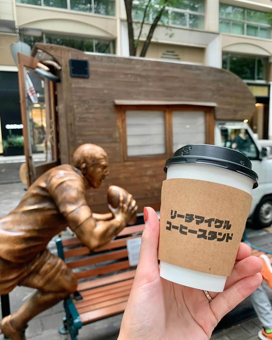 Sayuri（岸岡小百合）さんのインスタグラム写真 - (Sayuri（岸岡小百合）Instagram)「* 🏉ONE TEAM CITY Marunouchi🏉 今、丸の内の街がラグビーで盛り上がっています😆🇯🇵 私も大好きな皆さんと、丸の内に行ってきました🌳  まずは35店舗のお店が嗜好を凝らした オリジナル「ラガー丼」✨  私たちはひつまぶし名古屋備長さんで、 1日限定10食のラグビーうな丼をいただきました😍  香ばしくて、ふわふわで、おいしかったなぁ😭♡ うなぎパワーで更に力を入れて応援ができそうです📣  そして丸の内仲通りには、三菱地所が建立した 「丸の内ラグビー神社」があり、 我が家の息子も一緒にお参りしてきました⛩️  京都の世界遺産 「下鴨神社 」境内に祀られている ラグビーゆかりの神社「雑太社」の神様が祀られているそうで、神社の隣にある絵馬掛けには沢山の絵馬が😌🐎  皆の想いが選手たちに届きますように♡  他にもスタンプラリーが楽しめたり、 リーチマイケル選手のコーヒースタンドがあったり、 特別デザインのタクシーが走っていたり🚕  とにかく街全体が応援ムード🫶 発信拠点となっているイベントスペースでは、 ラグビーボールを持ってお写真も撮れますよ✨  日本中が湧き上がった2019年ワールドカップでは、 メダルのプレゼンターをさせていただき、 あの時の感動は今でも鮮明に覚えています😭🎖️  あれから4年。はやいなぁ😆💦 もはや命懸けの闘い。 One Team精神の素晴らしさ。 今年も感動すること間違いなしです😭✨  皆さんも一緒にラグビー日本代表を応援すべく、 丸の内に足を運んでみてくださいね♡  #丸の内15丁目  #ONETEAM大作戦  #ひつまぶし名古屋備長  #ひつまぶし名古屋備長丸ビル店  #ラガー丼 #三菱地所 #PR  #ラグビー  #ラグビーワールドカップ2023」10月5日 0時32分 - sayuuringo