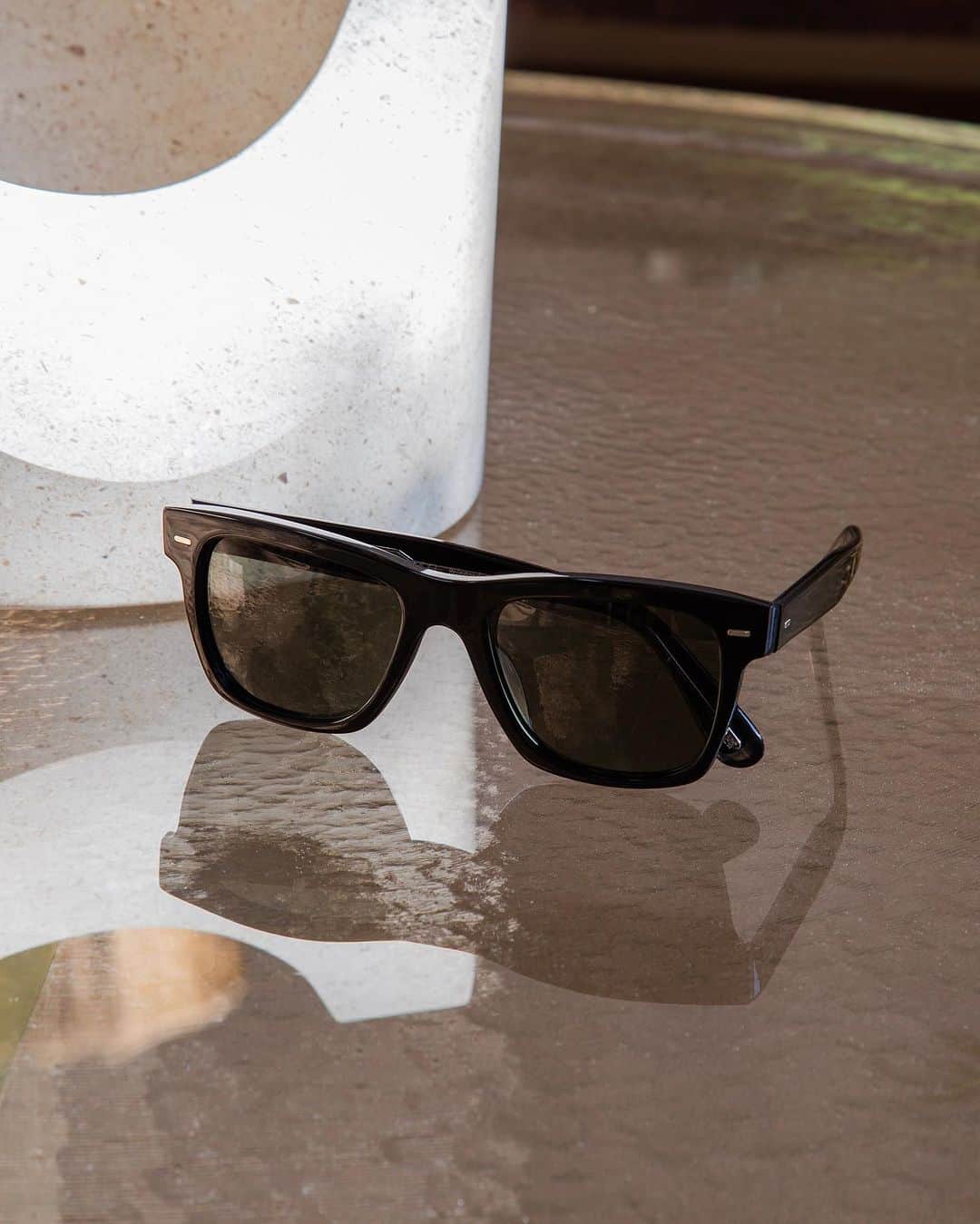 オリバーピープルズのインスタグラム：「A staple of style, Oliver Sun in Black + G-15 Polar.」
