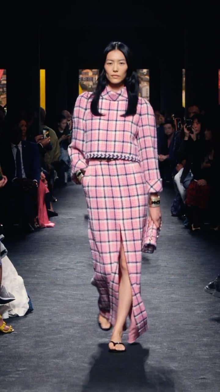 リウ・ウェンのインスタグラム：「A pretty in pink moment at @chanelofficial this season! Thank you for having me at another wonderful show @virginieviard @aurelieduclos @lisabutlermua @jamespecis ! Appreciate our many years of collaboration 💞」