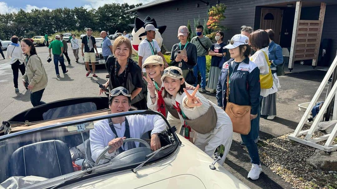 福田彩乃のインスタグラム：「1年に1回、私が楽しみにしてるイベント「GO!GO!ラリー in 東北〜 Classic car meeting 〜」に今年もゆちん @yuko_lessoeursnakamura と参加させていただきました！  今回も谷原章介様のBMW2002、通称マルニをお借りして🙏🚗ぶーん  わたしA級ライセンスも、MT免許もあるんですが、、、かなりポンコツなんです笑🔰 MT久しぶりすぎて教官がいないと無理😂笑 📞「なんか、急に赤いランプついてるんです！」 📞「えっと、、おそらくそれはエンストです」  本当に本当にお世話になりました笑 @to___o5   唐沢寿明さんが発起人の東日本大震災からの復興支援を目的としたチャリティ・クラシックカーラリー・イベント。 今回3度目の参加でしたが、前回よりもさらに笑顔で溢れるイベントだったと感じました☺️ 沿道に来てくださったみなさん、たくさんの応援ありがとうございました！  このイベントは最高です✨  #gogoラリーin東北 #クラシックカー #ラリー  #石巻 #南浜マリーナ #bmw2002  #おそらくそれはエンストです #章介さんと写真撮り忘れちゃった #章介さーーーん！#ドッキドッキドッキドッキドッキドッキドッキドッキ」