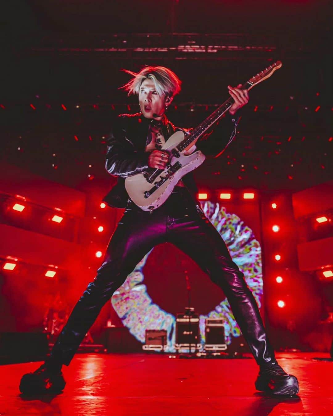 雅-MIYAVI-さんのインスタグラム写真 - (雅-MIYAVI-Instagram)「Guitar and me.  How can I live in this world without you  📸 @rafaelstrabelli」10月5日 0時45分 - miyavi_ishihara