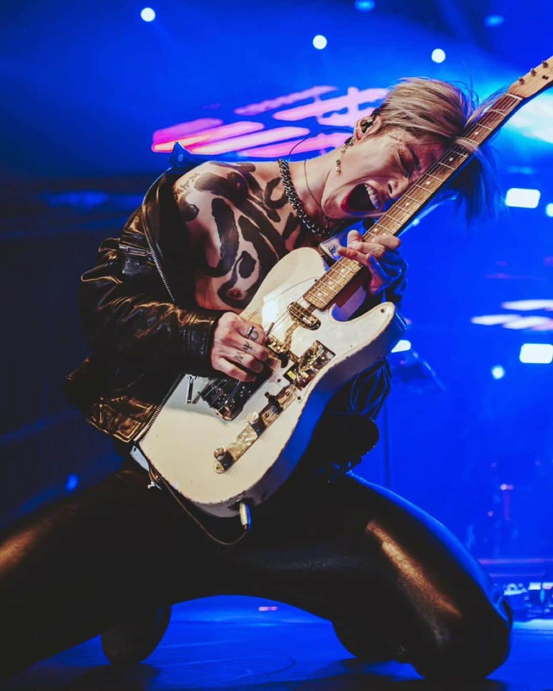 雅-MIYAVI-のインスタグラム：「Guitar and me.  How can I live in this world without you  📸 @rafaelstrabelli」
