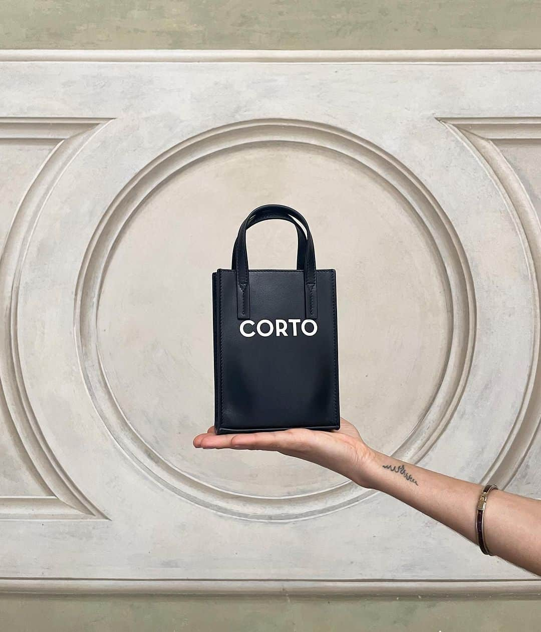 コルトモルテドさんのインスタグラム写真 - (コルトモルテドInstagram)「This petite, petite version fits just your essentials - Limited edition Shopper Tote Mini WINDANDSEA  X CORTO」10月5日 0時39分 - cortomoltedo