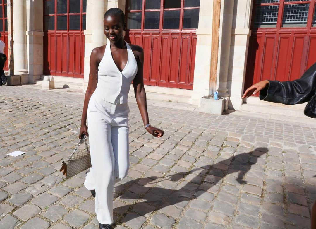 のインスタグラム：「#ParisFashionWeek may be over, but there's still plenty of time to scroll through this spring 2024's best street style looks. This season, show attendees offered a lesson in transitional dressing, wearing outfits of trench coats, camp shirts, and bralettes. Tap the link in our bio to see more. Photographed by @mrstreetpeeper」