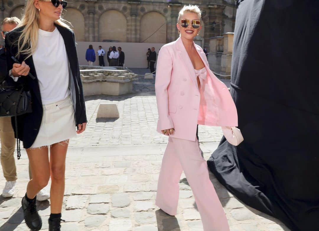 Vogueさんのインスタグラム写真 - (VogueInstagram)「#ParisFashionWeek may be over, but there's still plenty of time to scroll through this spring 2024's best street style looks. This season, show attendees offered a lesson in transitional dressing, wearing outfits of trench coats, camp shirts, and bralettes. Tap the link in our bio to see more. Photographed by @mrstreetpeeper」10月5日 0時46分 - voguemagazine