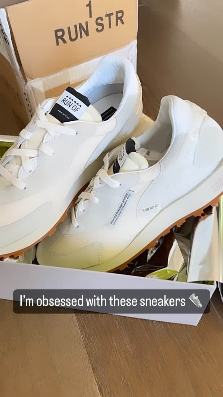 のインスタグラム：「I’m obsessed with these sneakers 👟 @run_of_ra 🙌🏽 / Obsesionado con estos tenis 👟 #runof #runofrunarchyattitude 🙌🏽」