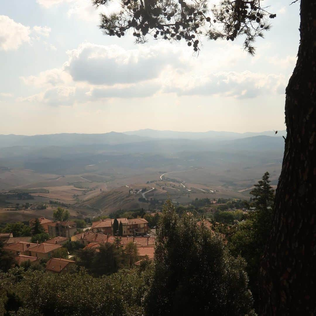 ラウラ・デ・ウィットさんのインスタグラム写真 - (ラウラ・デ・ウィットInstagram)「Volterra, must visit 🇮🇹」10月5日 0時44分 - lauradewitte