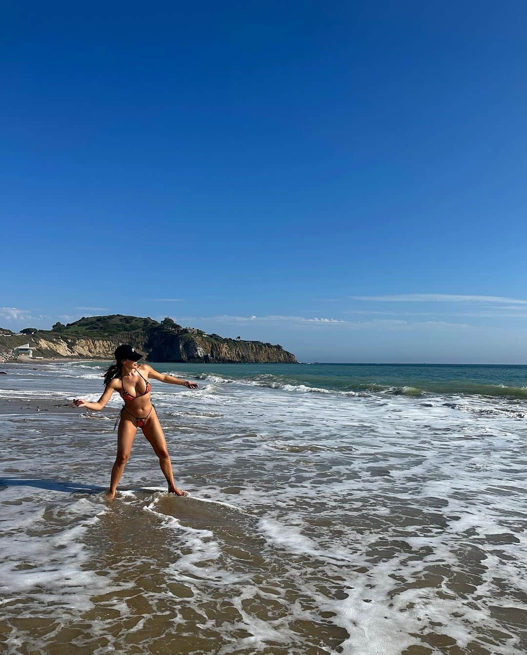 アナ・チエリさんのインスタグラム写真 - (アナ・チエリInstagram)「Beach Daze 🦋🌊🌀🧡 Sandy toes, salty breeze, and sunshine kisses ☀️🌊👣 Nature's playground at the beach fills my body with joy and energy. Playing in the waves while reconnecting with the grounding power of Mother Earth. 🔋🌏💫 #BeachDays #GroundedVibes」10月5日 0時47分 - anacheri