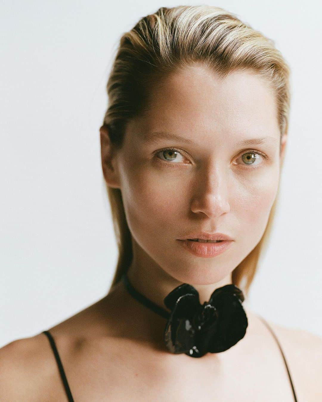IMG Modelsのインスタグラム：「Honesty. 🕯️ #HanaJirickova stars in the new #VoguePoland. 📷 @annadaki 👗 @kasiamioduska ✂️ @deki_kazue_hair 💄 @tizianaraimondo #IMGmodels」