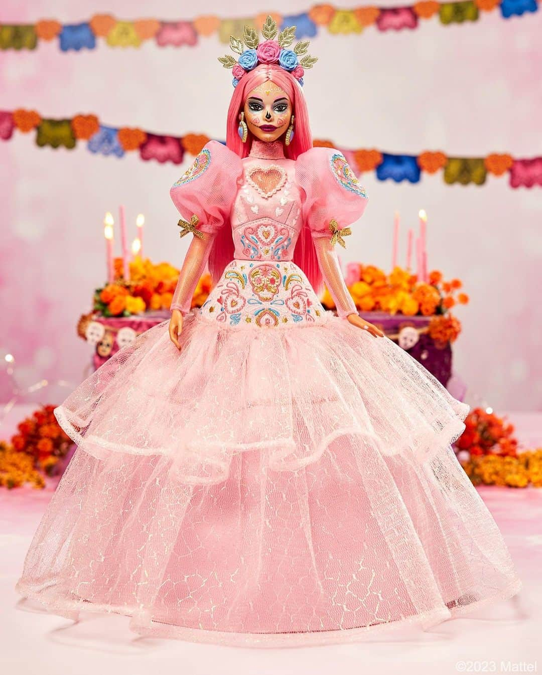 バービーのインスタグラム：「Let the love be with you this season 💗🕯 In honor of Día de Muertos and the rich traditions of the festival of remembrance, we’re proud to introduce the Pink Magnolia x Barbie doll, a collaboration with Mexican fashion designer @pavowong. With heart-shaped embroidery and sugar skull details, the head-to-toe pink look celebrates our shared iconic color during this season of family and friendship. #DiaDeMuertos #Barbie #BarbieStyle #HispanicHeritageMonth」