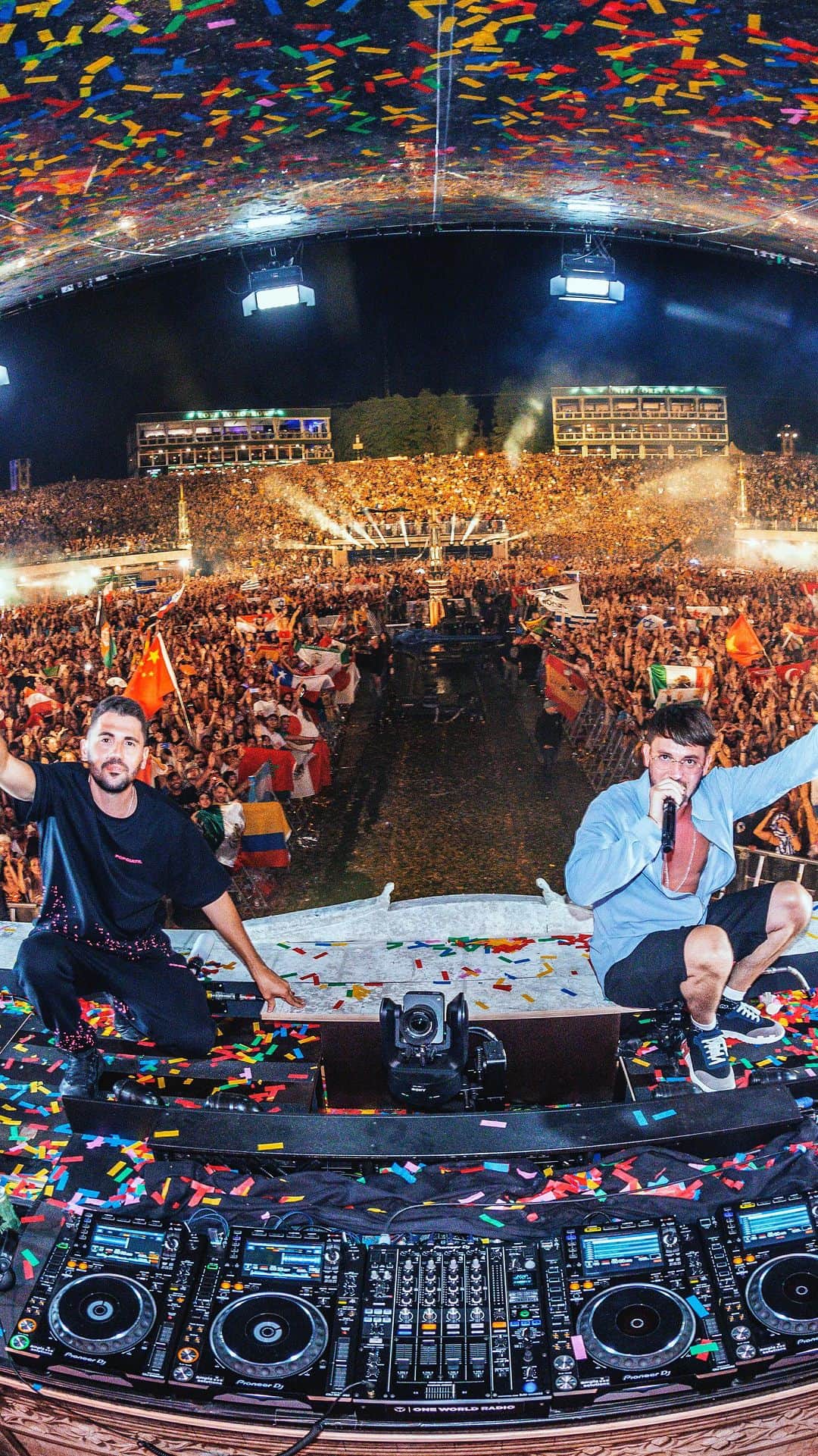 Dimitri Vegas & Like Mikeのインスタグラム：「Our #tomorrowland Mainstage set is now up on Apple Music! ❤️」