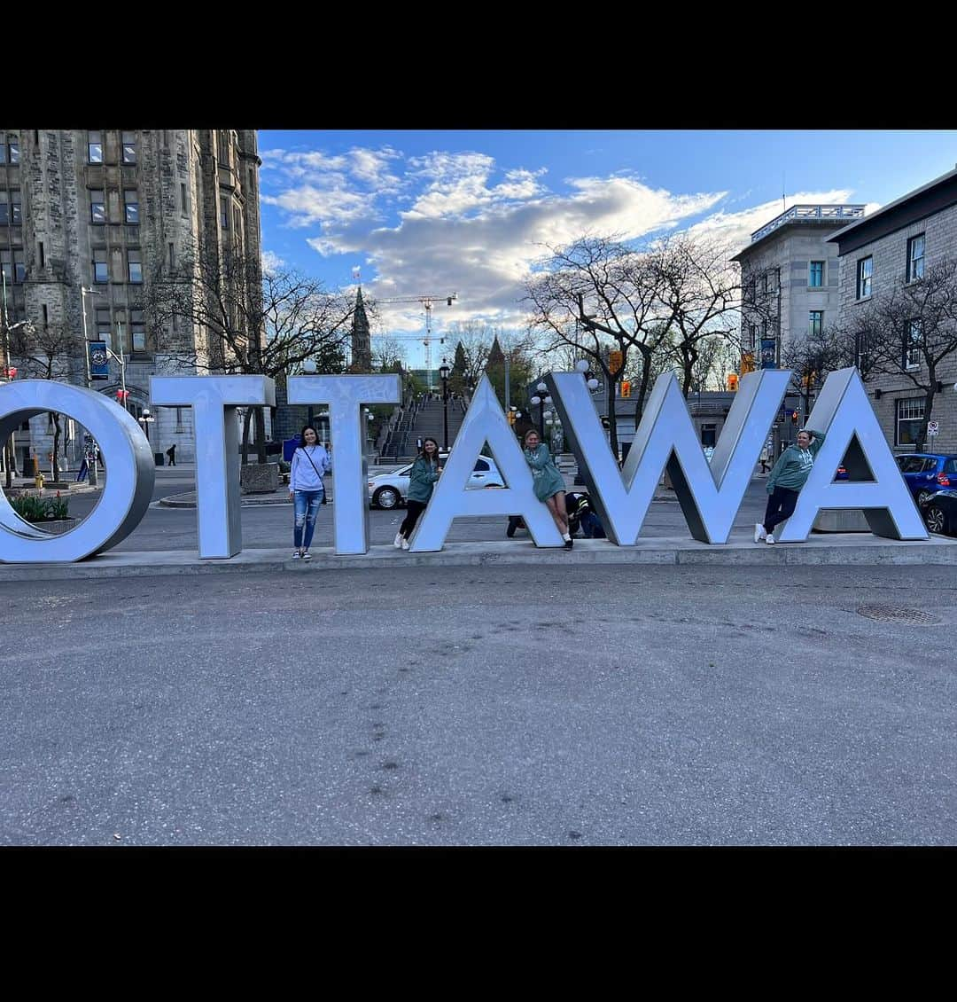 メリッサ・ジョーン・ハートさんのインスタグラム写真 - (メリッサ・ジョーン・ハートInstagram)「Can you spot the actors?  Look for us on October 28 in a project we filmed in #ottawa 📺」10月5日 0時57分 - melissajoanhart