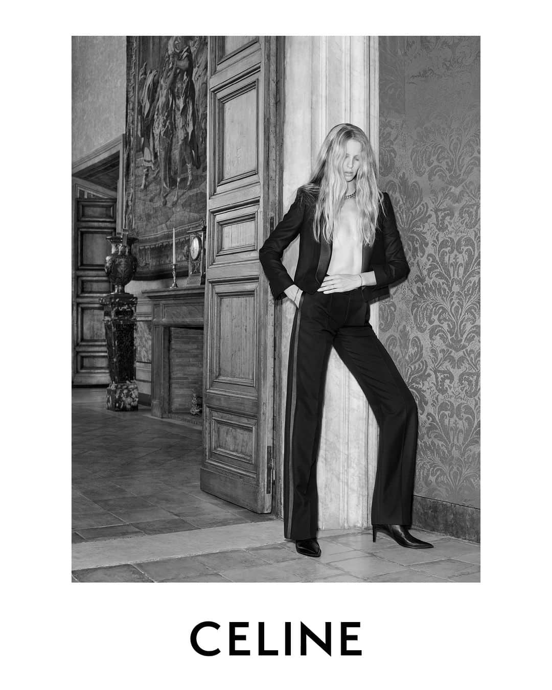 Celineさんのインスタグラム写真 - (CelineInstagram)「LA COLLECTION DES GRANDS CLASSIQUES CELINE SESSION 07  CELINE TAILORING CELINE BLACK TIE  CELINE VERNEUIL BOOTS  COLLECTION AVAILABLE NOW IN STORES AND ON CELINE.COM  ABBY @HEDISLIMANE PHOTOGRAPHY AND STYLING ROME SEPTEMBER 2023  PALAZZO FARNESE   CELINE’S LATEST WOMEN’S CAMPAIGN FOR LA COLLECTION DES GRANDS CLASSIQUES HAS BEEN PHOTOGRAPHED BY HEDI SLIMANE IN ROME IN SEPTEMBER 2023 AT PALAZZO FARNESE.   FOR THE FIRST TIME EVER, A COUTURE HOUSE HAS GAINED ACCESS TO THE PALACE.  PALAZZO FARNESE, A RENOWNED ROMAN PALACE, DESIGNED BY ANTONIO DA SANGALLO IL GIOVANE, BUILT IN THE 16TH CENTURY AND COMPLETED BY MICHELANGELO, IS AN EXAMPLE OF HIGH RENAISSANCE ARCHITECTURE.  HOME TO NUMEROUS MASTERPIECES COMBINING PAINTINGS, SCULPTURES AND ARCHITECTURE;  GALLERIES ARE DECORATED WITH FRESCOS INCLUDING THE MONUMENTAL FRESCO CYCLE BY ANNIBALE CARRACCI, WALLS ARE EMBELLISHED WITH TAPESTRIES AMONGST DECORATED SARCOPHAGUSES AND ROMAN SCULPTURES.   THE PALACE HAS BEEN THE FRENCH EMBASSY’S RESIDENCE IN ITALY SINCE 1874.  #CELINEBYHEDISLIMANE」10月5日 1時00分 - celine