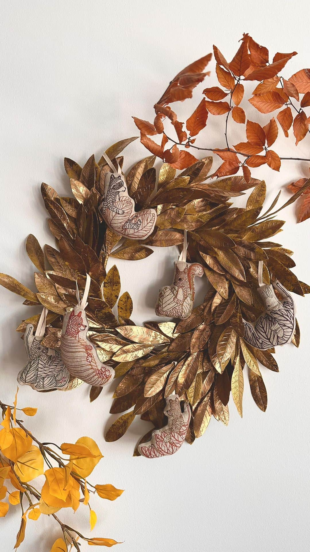 コーラル アンド タスクのインスタグラム：「Let our Leaf Gliders guide your autumnal decor 🍂 Our new fall-inspired ornaments are the perfect way to add foliage to a wreath or garland this season. We could all use a little more 🧡FALL🍁 #coralandtusk #falldecor #fallwreath #autumnvibes」