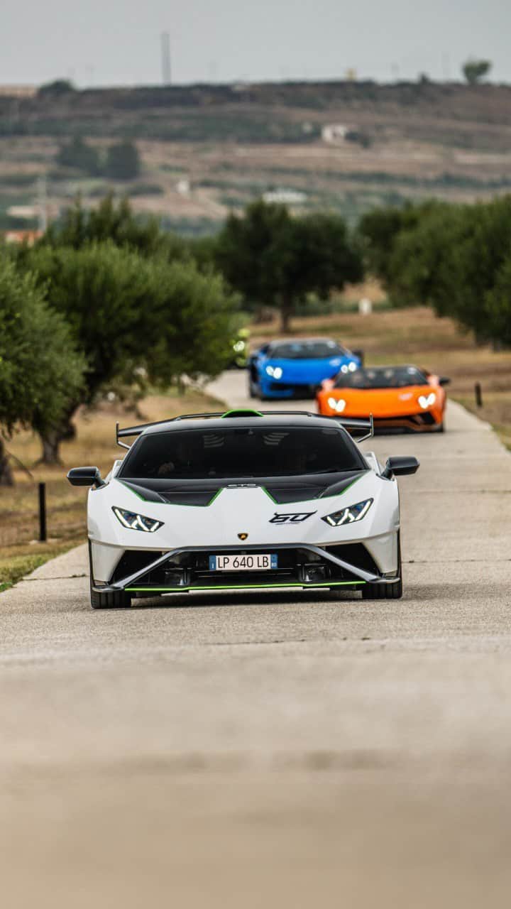 ランボルギーニのインスタグラム：「When the magic of an ancient island like Sicily meets the magic of our Super Sports Cars' engines, the result is Esperienza Giro Sicilia.  #Lamborghini #DrivingHumansBeyond」