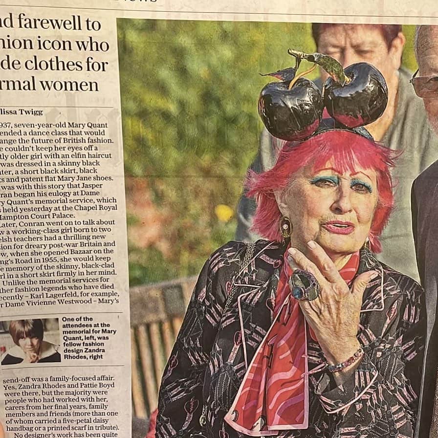ピアーズアトキンソンのインスタグラム：「🖤 #DameZandraRhodes wears #piersatkinson #hypercherries, @andrewlogansculptor jewellery and @zandra_rhodes_ x @valentino suit for her friend #MaryQuant’s memorial - photographed by @geoffpughpictures @telegraph 💖」